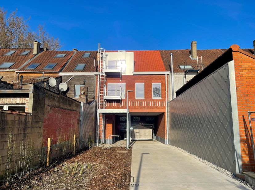Bent u op zoek naar een opbrengsteigendom te koop in Kortrijk die u volledig zelf kan beheren? Dan is deze recente nieuwbouw iets voor u! Dit gebouw m