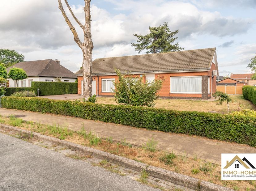 Deze mooie instapklare bungalow vinden we terug in een heel rustige omgeving net buiten het centrum van Wachtebeke. Breedte perceel 24m, zorgt voor mo