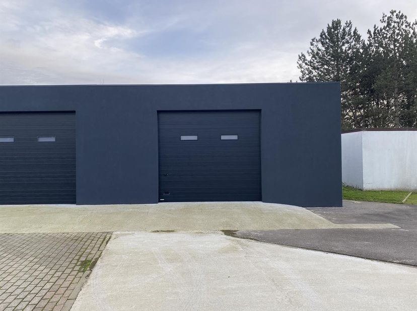 Plusieurs espaces disponibles à la location sur ce projet.<br />
Espace intérieur aménageable en fonction de l'activité, en accord avec le propriétair