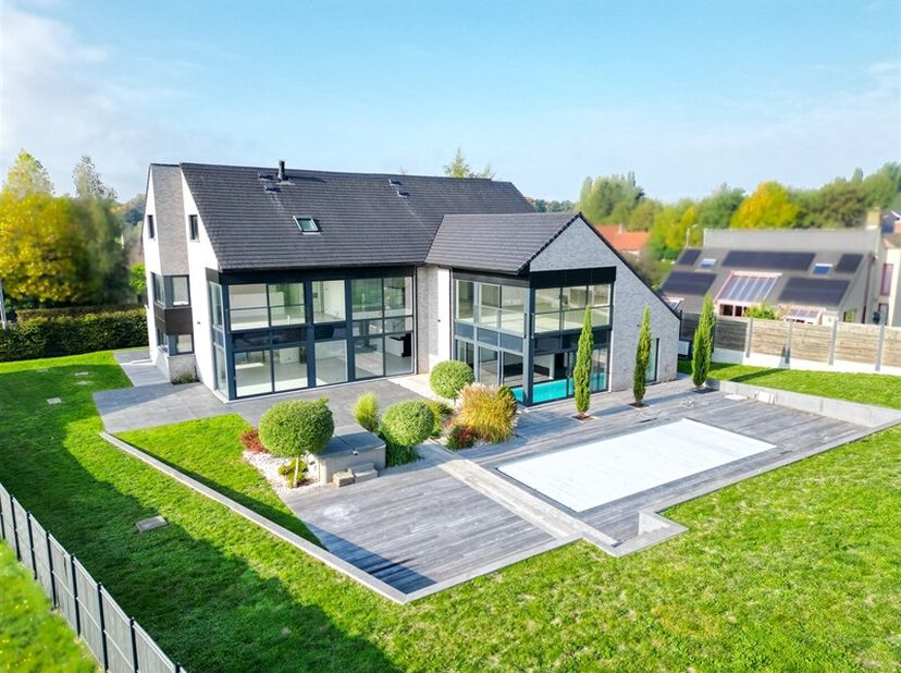 Nichée au coeur du prestigieux quartier du Bois Fichaux, cette résidence de standing offre 675 m² habitables sur un terrain paysager de 1.758 m². Une