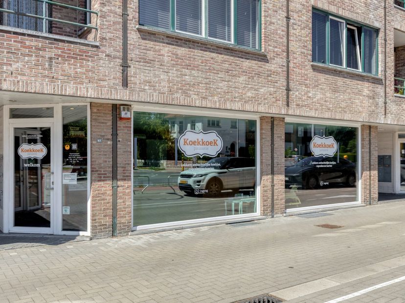 Bien professionnel à vendre
                    à 2400 Mol