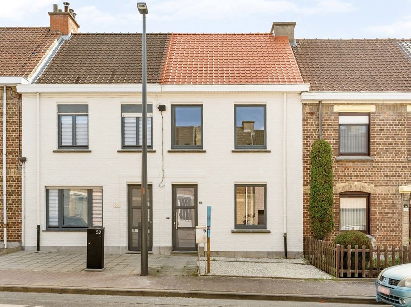 Maison récemment rénovée et prête à emménager, comprenant 3 chambres, un jardin et une terrasse orientés sud-est, idéalement située à proximité de tou