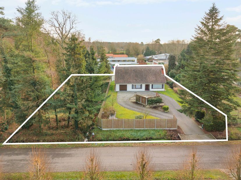 Goedgelegen laagbouw gezinswoning met 2 slaapkamers en riante tuin op 2133m² te Retie. De zolderverdieping biedt mogelijkheden om uit te breiden.<br /