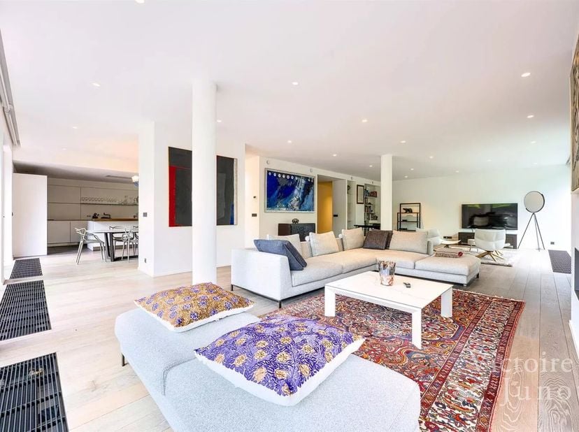 Victoire Junot presenteert u dit uitzonderlijke penthouse in Ukkel, op een steenworp afstand van het Zonnelaanbos.<br />
Deze unieke woning heeft een
