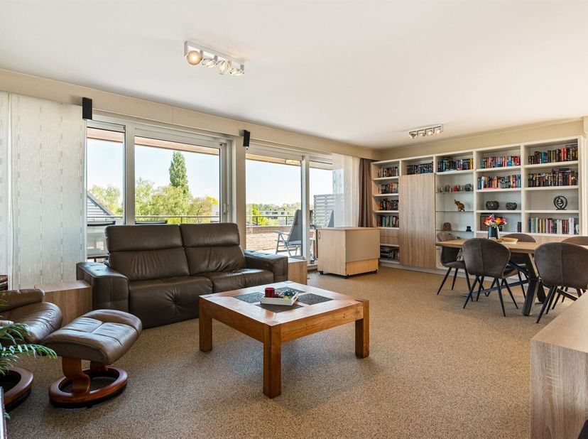 Instapklaar, luxueus afgewerkt en uitzonderlijk energiezuinig penthouse met ondergrondse garage, gelegen in een rustige en residentiële omgeving.<br /