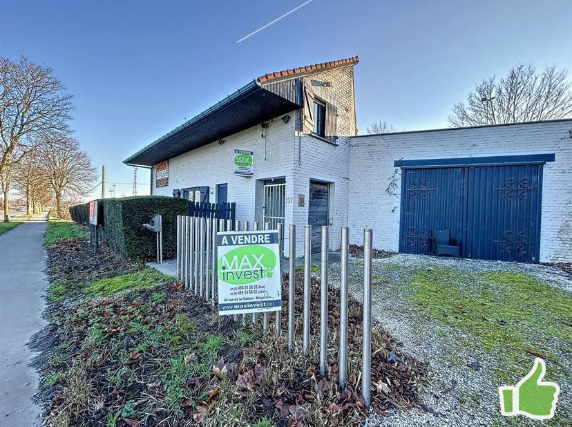 Immeuble mixte idéalement situé sur l'un des axes les plus fréquentés de Mouscron, la "Route Express" ....<br />
Au RDC : hall d'entrée, espace cuisi