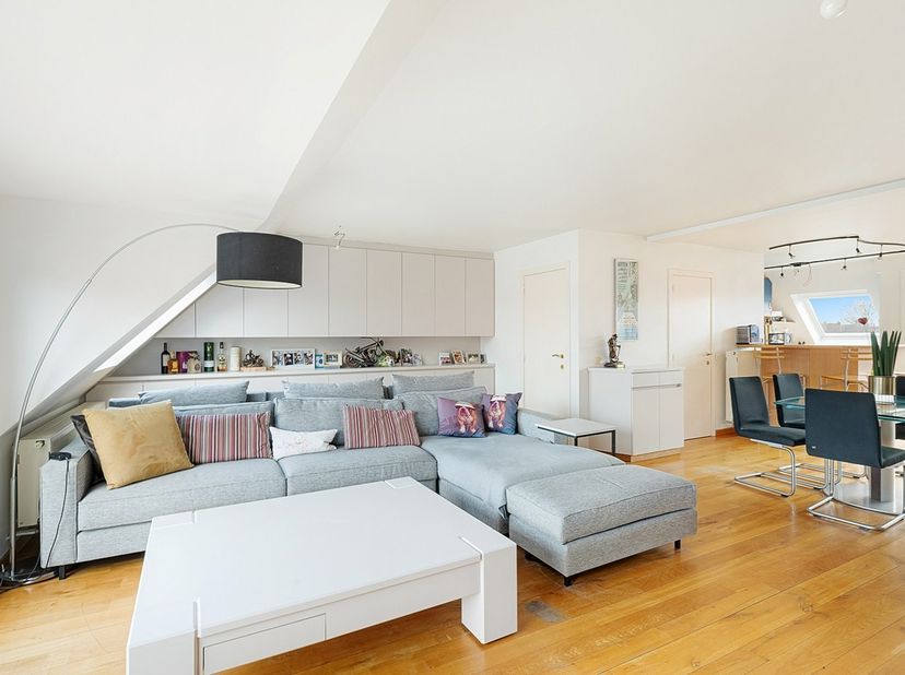 Ruim duplex-appartement (3e en 4e verdieping) met een bruikbare oppervlakte van 122 m², uitstekend gelegen op wandelafstand van het strand van Heist,