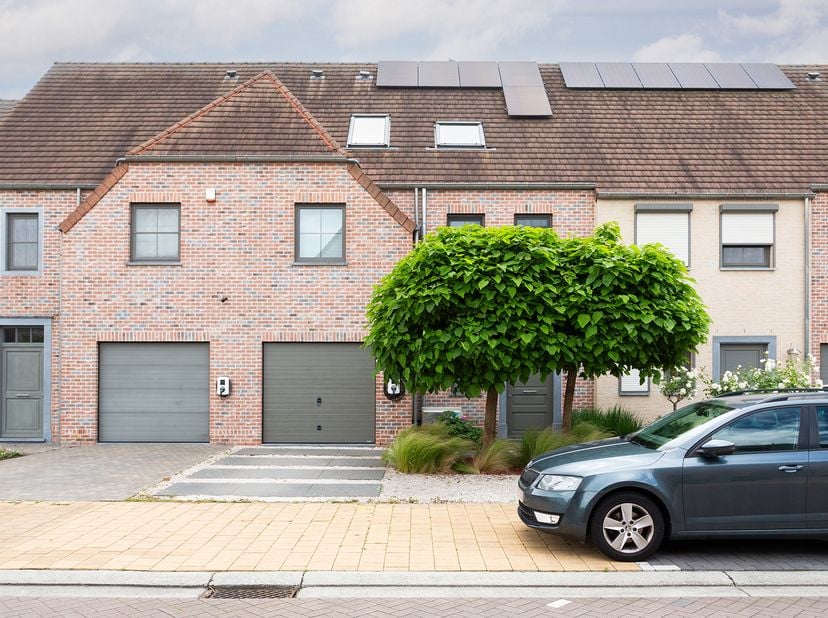 In Lint bevindt zich deze recente (2015), energiezuinige en ruime instapklare woning met 5 slaapkamers en 2 badkamers. De woning beschikt over een gar