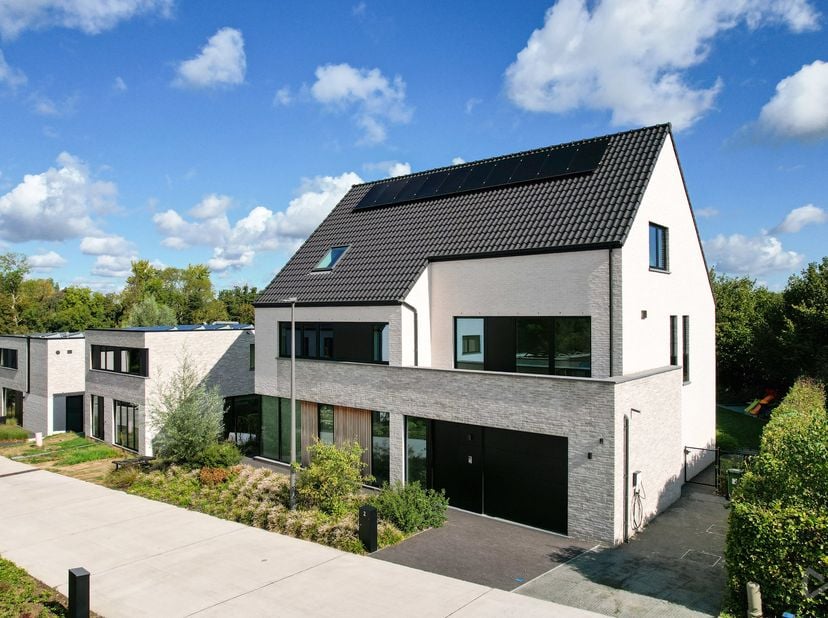 In de residentiële verkaveling Adelahof in Bierbeek prijkt deze luxueuze BEN-villa, gerealiseerd in 2023 door Kwadraat. Het ontwerp combineert een str