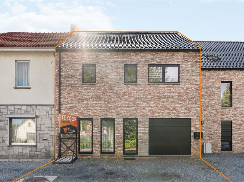 Knappe woning 198m² met 3 slaapkamers + ruime zolder te Beverlo.<br />
Belangrijkste troeven: <br />
- Centrale ligging<br />
- Kwalitatief afgewerkt<