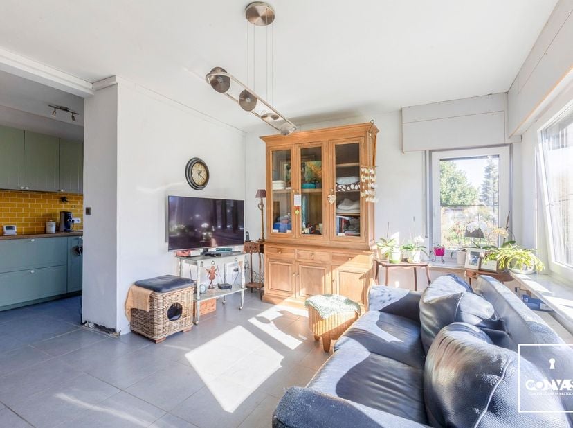 Dit op te frissen gelijkvloers appartement bevindt zich nabij het centrum van Lievegem met winkels en scholen op korte afstand. Daarnaast geniet u van