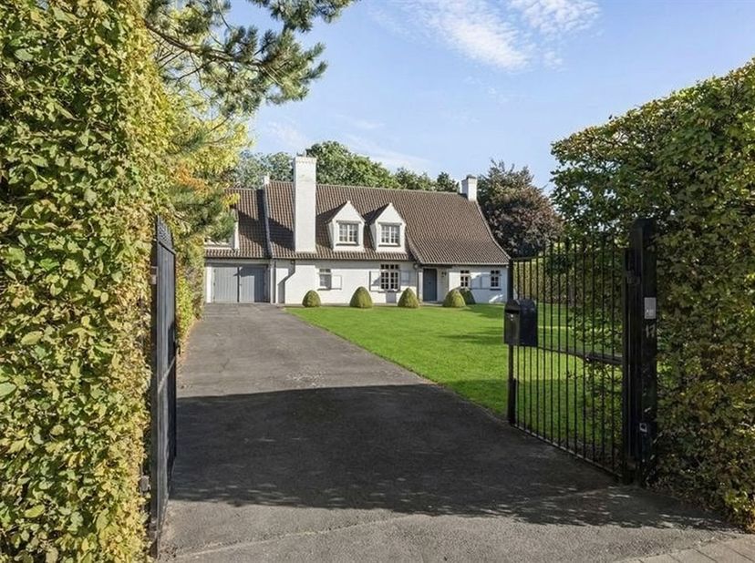 Une maison avec de l'âme et du bonheur, qui attend un nouveau propriétaire avec un appétit pour l'espace, la tranquillité et une allée impressionnante