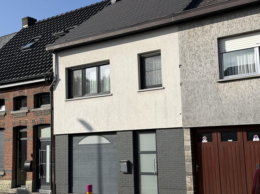 Cette maison bien entretenue est située au 17 Opwijksestraat à Lebbeke, dans une rue calme à sens unique, limitée à 30 km/h, à proximité du centre.<br