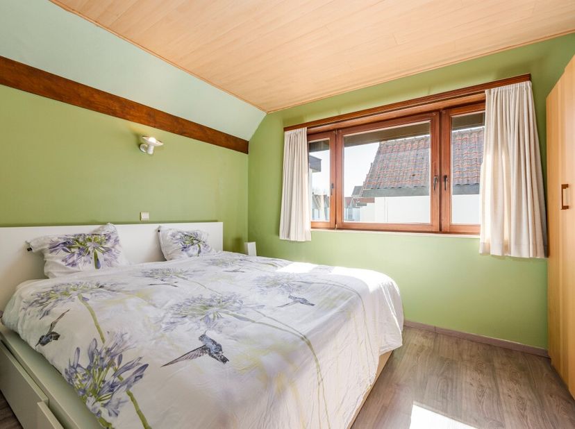 Te koop: gezellige vakantiewoning in Nieuwpoort, gelegen aan de Dienstweg Havengeul, op korte afstand van de haven en het centrum. Deze woning biedt e