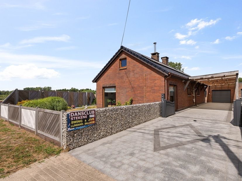 Deze fundamenteel solide open bebouwing in bungalowstijl is een instapklare woning waar doorheen de jaren met veel zorg, oog voor detail en kwalitatie