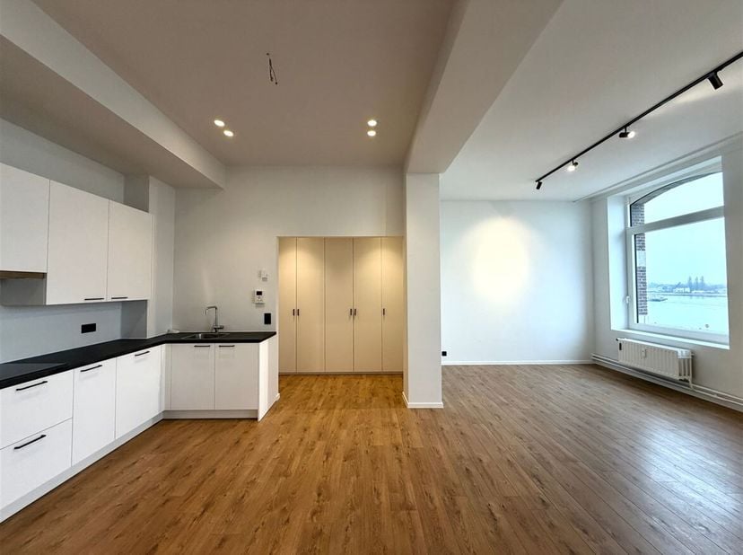 Gerenoveerd 1-slaapkamerappartement aan de Scheldekaaien!<br />
Ligging: Het appartement bevindt zich in een prachtig gebouw gelegen in hartje Antwerp