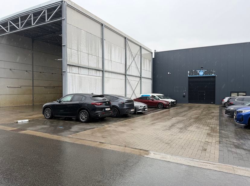 Entrepôt industriel d'environ 605 m² à vendre sur le site de La Corbeille<br />
Situé sur le parc d'activités de La Corbeille, cet entrepôt fonctionne