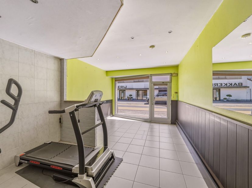 Centraal gelegen in het hart van Oudenburg vindt u dit veelzijdige handelspand met woonst op een perceel van 170 m². Dankzij de combinatie van commerc
