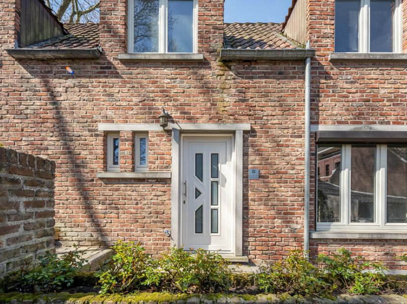 Deze gezellige stadswoning is gelegen in een verkeersvrije straat in het centrum van Maaseik! De woning beschikt over 2 slaapkamers en werd recent ger