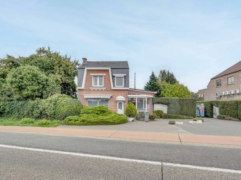 Dit handelspand ligt op de Luikersteenweg, op een steenworp van het centrum van Sint-Truiden en met een zeer goede locatie om handel te drijven. Ander