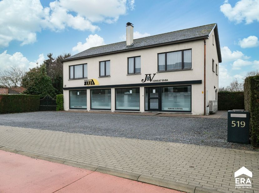 Dit veelzijdige pand combineert een gerenoveerde handelsruimte van ca. 150 m² met een ruime duplexwoning en biedt tal van mogelijkheden voor zelfstand