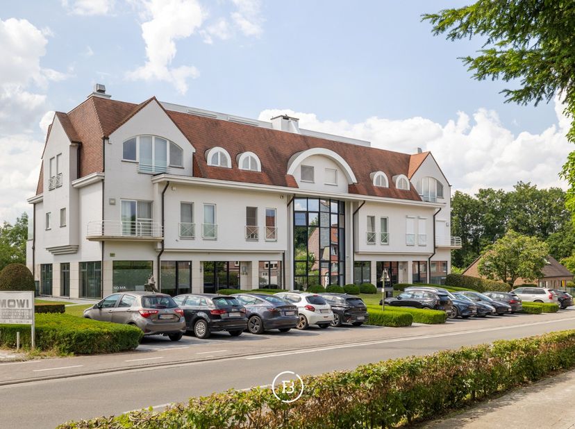 Op een toplocatie in Sint-Pieters-Leeuw bevindt zich dit uitzonderlijke penthouse met fantastische vergezichten over een natuurgebied en vijvers. Het