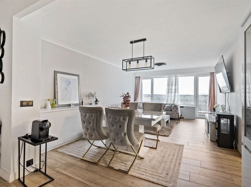 Op een toplocatie in Sint-Niklaas, aan het groene Koningin Fabiolapark, bevindt zich dit lichtrijke appartement op de 8ste verdieping. Hier geniet je