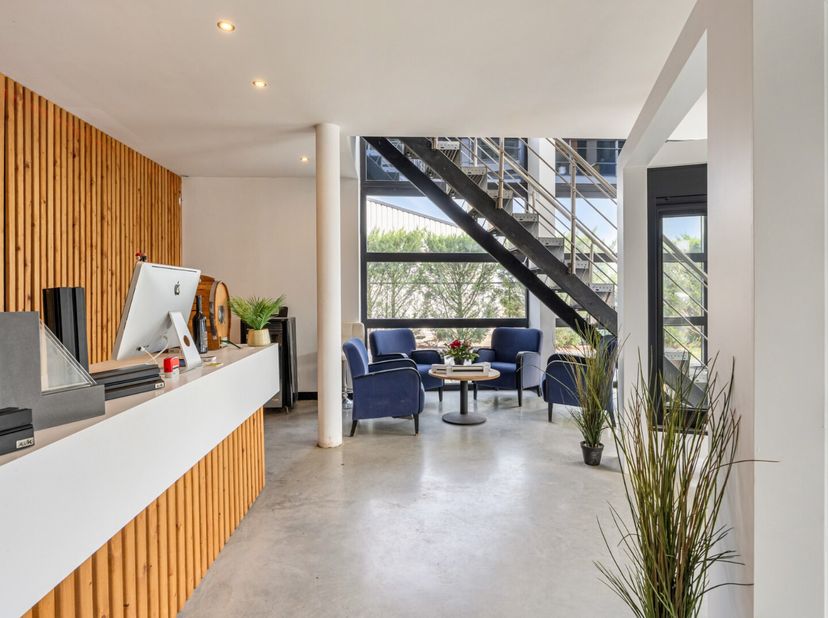 Bedrijfsgebouw - groot ong. 700m² - vlotte verbinding met centrum Hasselt en Diest, vlakbij de N2 Hasselt - Diest. E-314 op 10 minuten en E-313 op 14