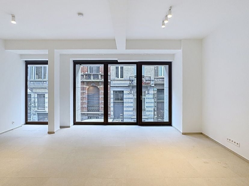 Dans un quartier calme et résidentiel, à deux pas de la Toison d’Or. En première occupation, au 1er étage,  appartement deux chambres de +/- 87 m², se