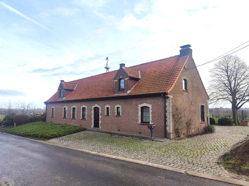 Deze landelijk gelegen woning is uiterst rustig gelegen met een prachtig zicht over de velden. De woning omvat een inkom met gastentoilet, een ruime l
