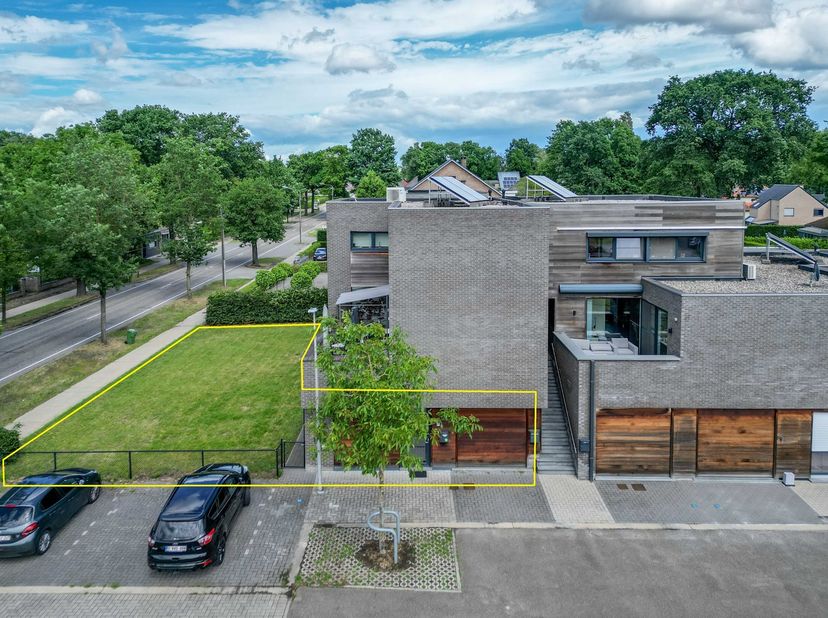 Aan de Roedenstraat 1 te Genk bevindt zich op het gelijkvloers deze woning&amp;nbsp; van 144m2 op een perceel van 4A 38ca. Het gaat hierbij om een vrij re
