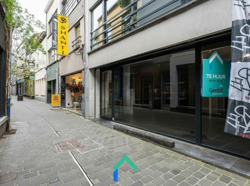 Algemeen<br />
In de Sint Jorisstraat te Aalst bevindt zich dit ruim en commercieel gelegen handelspand van 90 m², vlakbij de markt en het stadscentru