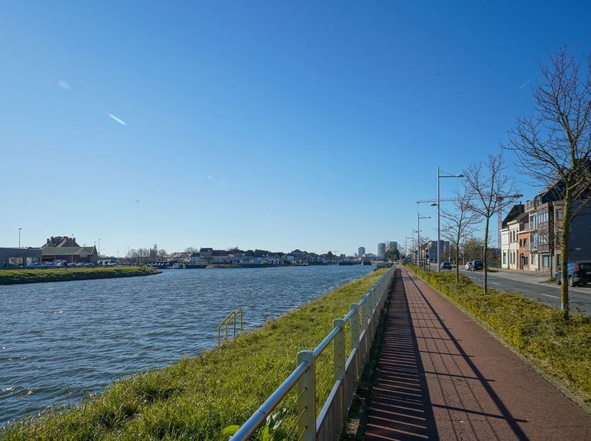 Aan de vaart in Bredene vindt u, op een boogscheut van winkels, openbaar vervoer en verbindingswegen, deze bel-étage woning. <br />
<br />
Bij binnenk