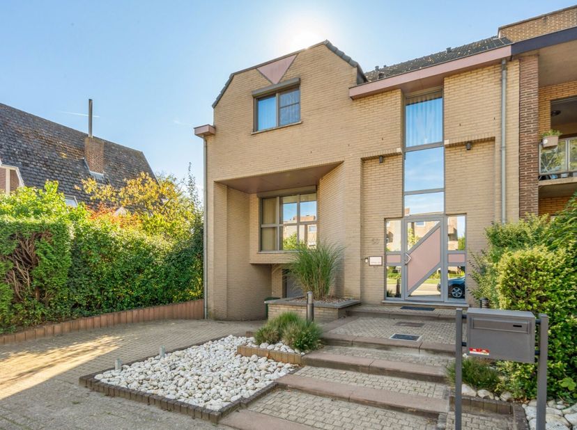 Deze zeer ruime, goed afgewerkte woning is gelegen op een perceel van 3a15ca nabij het centrum van Maaseik. Dankzij de speelse indeling beschikt de wo