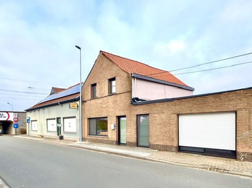Woning op heel centrale residentiële ligging nabij het Gaverke te Waregem; Gelegen nabij alles wat men nodig heeft: winkels, bakker, slager, openbaar