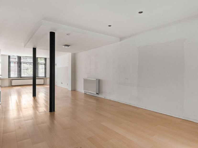 Ligging: Deze woning is gelegen op een uiterst centrale locatie aan de Bruynlaan 42 in Wilrijk. Dankzij de nabijheid van winkels, openbaar vervoer, sc