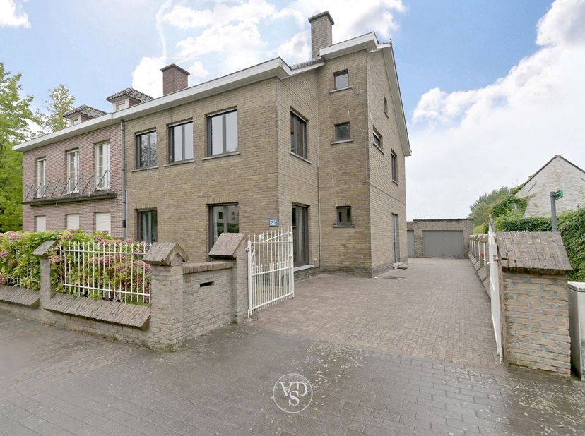 Op de kruising van de Groenweg met de voetweg Geytewegel bevindt zich deze ruime en degelijke woning.<br />
<br />
Het gelijkvloers bestaat uit een ru
