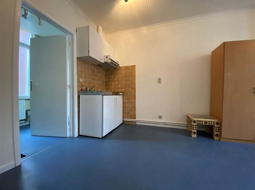 GEZELLIGE STUDIO (33m²) IN EEN BRUISENDE BUURT!<br />
Indeling: Inkomhal, leef-gedeelte, open keuken, badkamer met douche, lavabo, toilet en aansluiti