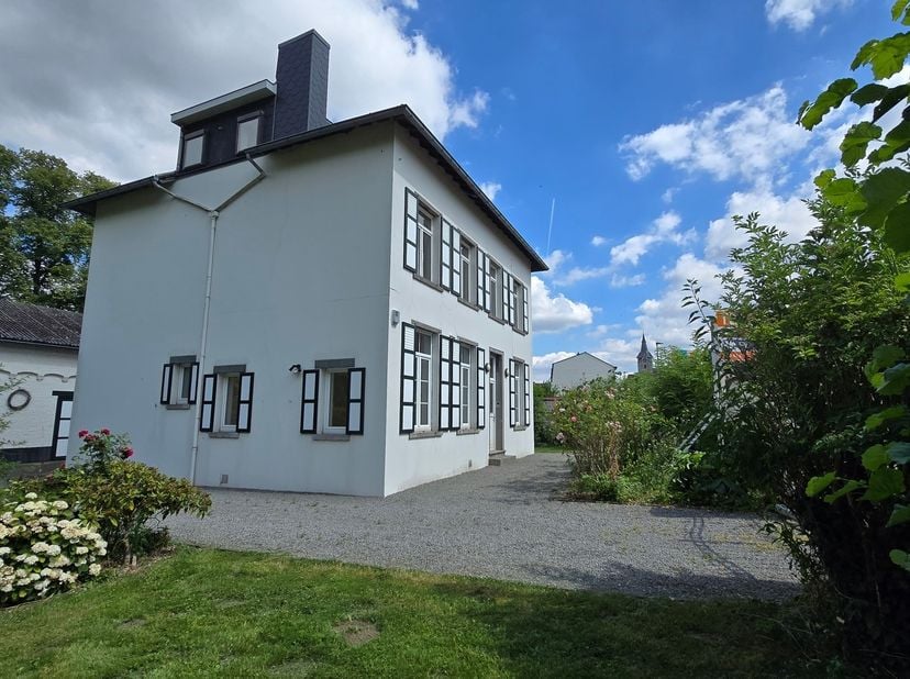 Vous recherchez une maison spacieuse et pleine de caractère dans un endroit calme et stratégique ?<br />
Cette villa magnifiquement rénovée à Everber