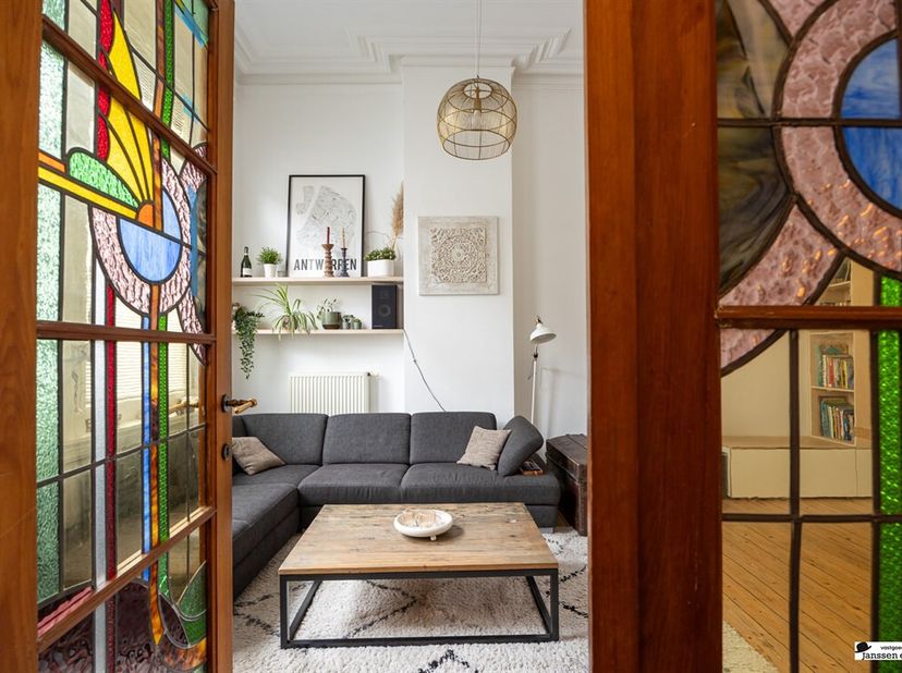 Maison de maître rénovée de façon unique avec un jardin urbain idyllique<br />
Vous recherchez une maison de caractère où authenticité et confort mode