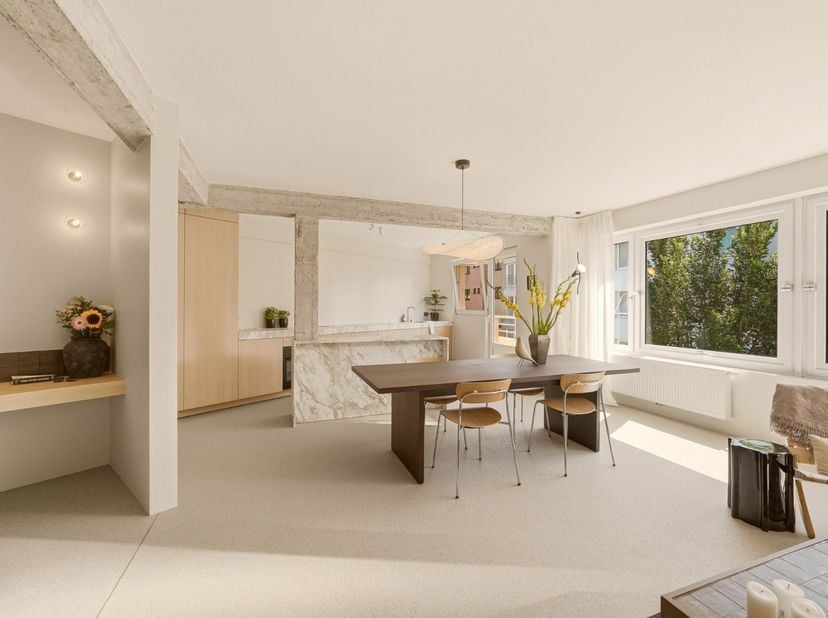 Dans un emplacement exceptionnellement central à Ostende, se trouve cet appartement spacieux et élégamment rénové (2026), où l'architecture intérieure