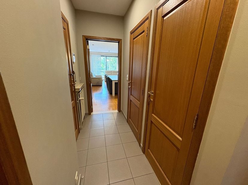Appartement au 1er étage avec 2 chambres et une terrasse<br />
<br />
Situation : Cet appartement est situé dans la Schoolstraat à Temse et bénéficie