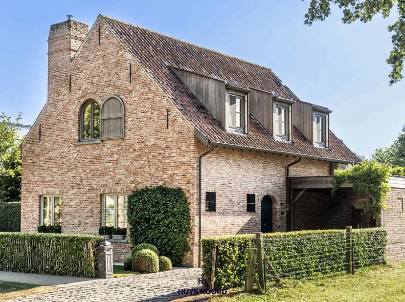 Exclusief wonen in deze uiterst charmante Villa met hedendaags comfort, oprit, carport en prachtig aangelegde tuin.<br />
<br />
Rustig en residentiee