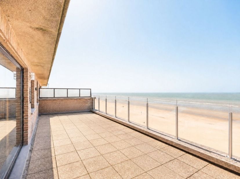 Penthouse met panoramisch zeezicht op de Zeedijk te Sint-Idesbald<br />
<br />
Droom jij van ontwaken met zicht op zee? Dit uitzonderlijke penthouse i