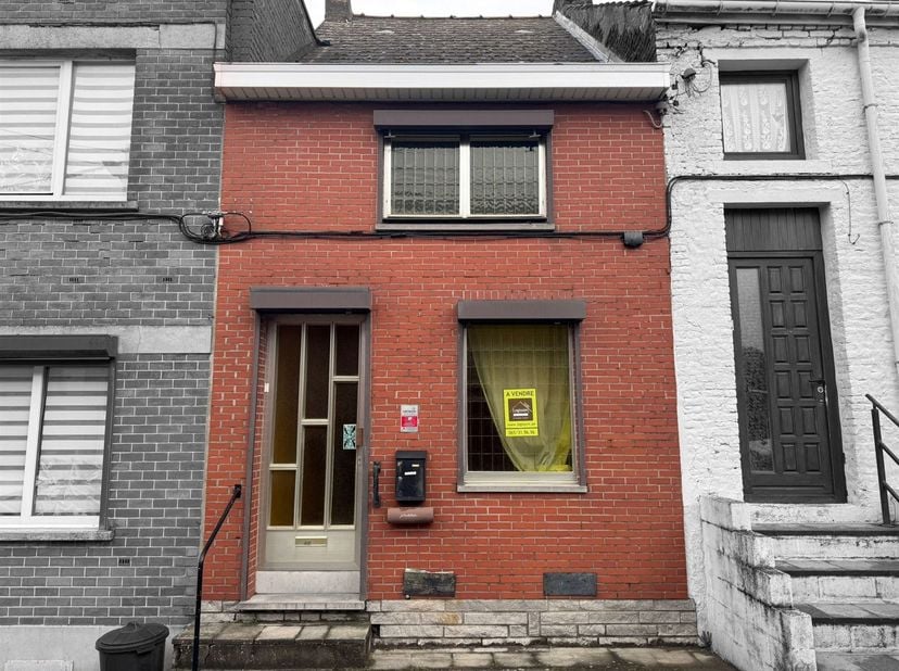 -SOUS-OPTION- Prix: Offre à partir de 55.000 euros, frais d'agence non inclus et à charge de l'acquéreur. <br />
<br />
Maison à rénover comprenant: