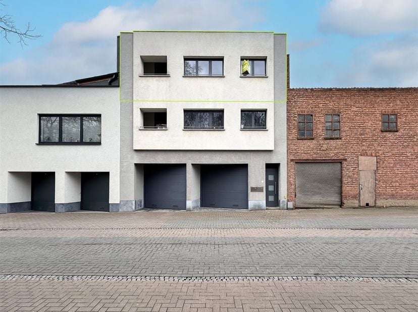 Volledig gerenoveerd appartement.<br />
Indeling: inkomhal, berging, wc, woonkamer met open ingerichte keuken en terras. <br />
Nachthal, badkamer,