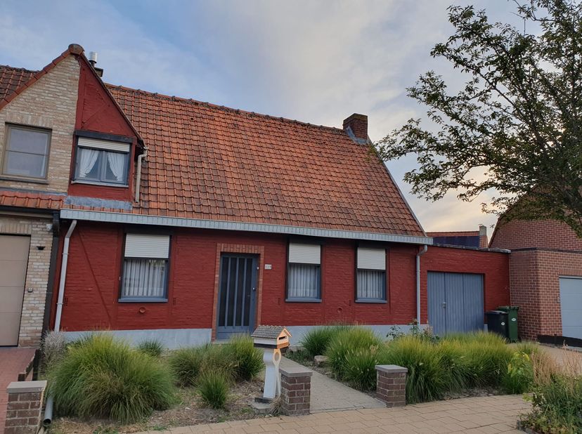 Charmante woning met veel potentieel op toplocatie in Ieper<br />
<br />
Op zoek naar een woning die je volledig naar eigen smaak kunt renoveren? Deze