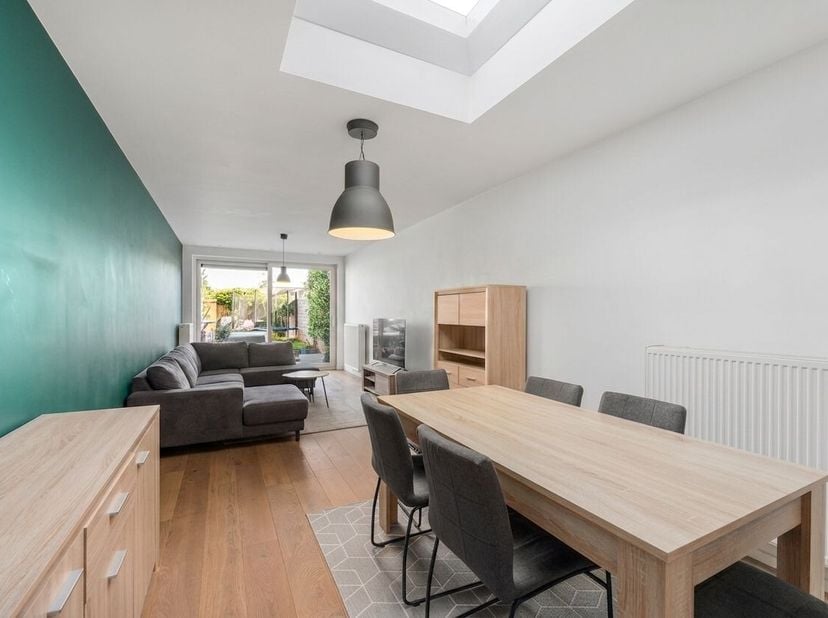 Vous recherchez une maison entièrement prête à emménager dans un quartier calme à Uitkerke ? Alors cette maison familiale soignée mérite assurément un
