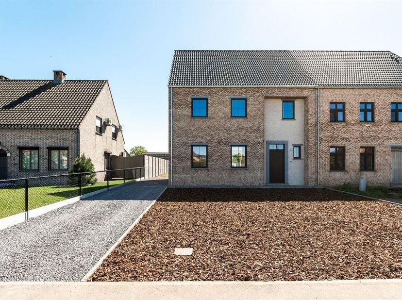 Openhuizendag op zaterdag 6/6 van 15:00 tot 16:00! <br />
Ontdek deze afgewerkte halfopen nieuwbouwwoning, gelegen op een perceel van 514 m².<br />
De