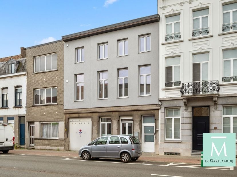 Op te frissen 2-slaapkamerappartement op strategische ligging!<br />
Dit lichtrijk appartement is gelegen op de eerste verdieping van een kleinschali